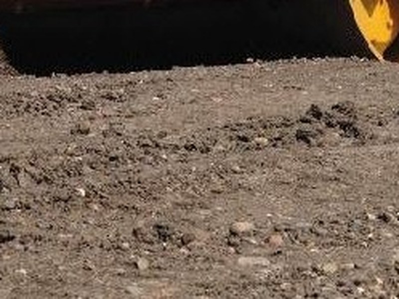 Balastre compactado en terreno con maquinaria de construcción