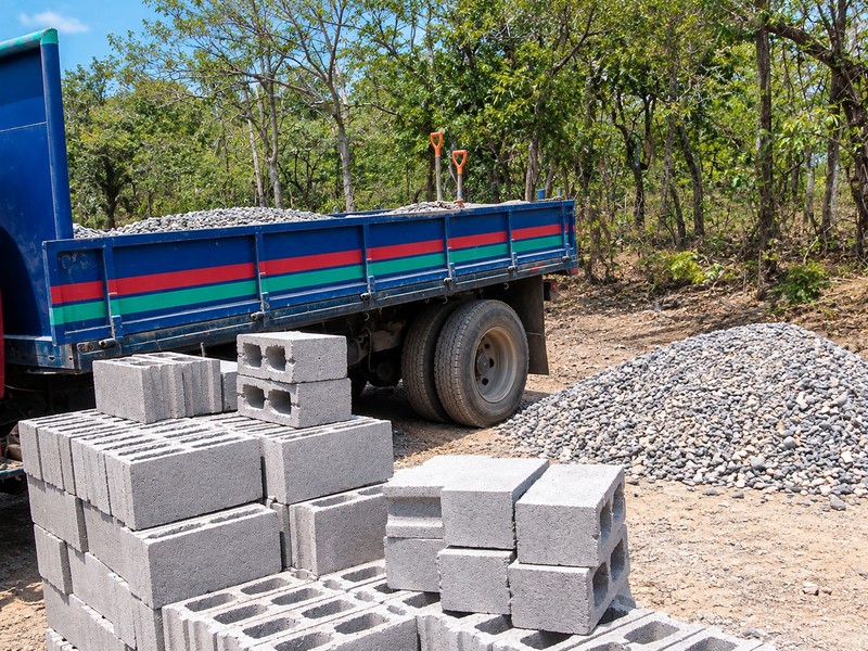 Bloques de concreto apilados junto a camión de transporte