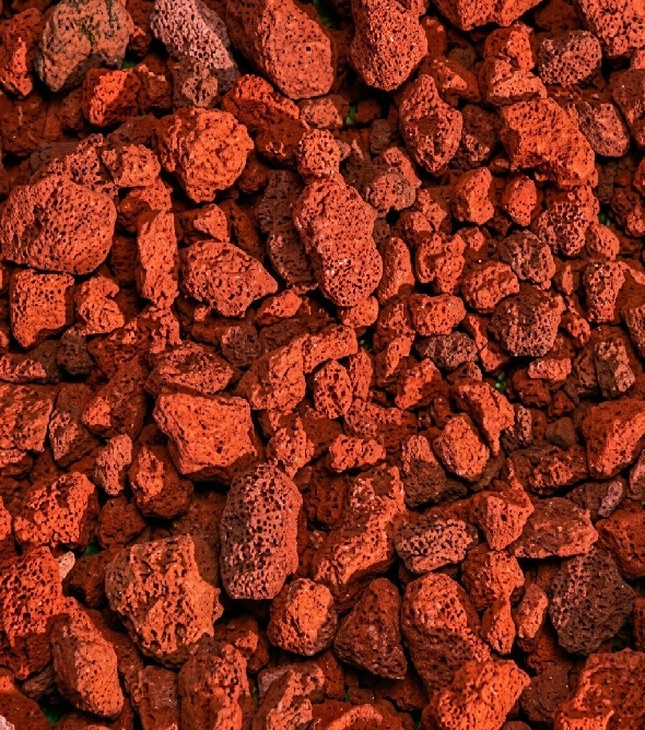 Pila de cascajo rojo para relleno y caminos